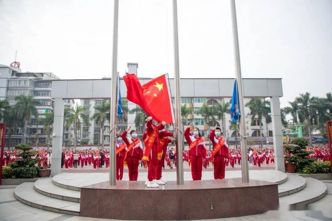 十块钱5个却有很多人排长队买,一天几百个鸡蛋都不够卖